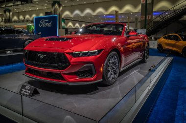 Los Angeles - ABD - 17 Kasım 2022: Los Angeles Kongre Merkezi 'nde Los Angeles Otomobil Fuarı sırasında üstü açık Ford Mustang.