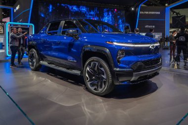 Los Angeles - ABD - 17 Kasım 2022: Los Angeles Kongre Merkezi 'nde Los Angeles Otomobil Fuarı sırasında Chevrolet Silverado EV.