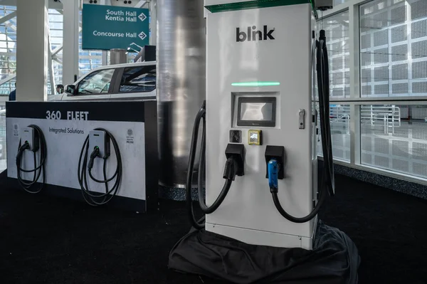 ロサンゼルス 2022年11月17日ロサンゼルスコンベンションセンターでのLaオートショー中の電気自動車充電器ステーション — ストック写真