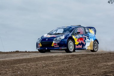 San Pedro, CA - 20 Eylül 2014: Red Bull GRC Global Rallycross sırasında İsviçreli Kevin Hansen sürücü. Kızıl Boğa GRC Global Rallycross.