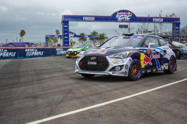San Pedro, CA - 20 Eylül 2014: Red Bull GRC Global Rallycross sırasında Yeni Zelanda Rhys Millen sürücüsü..
