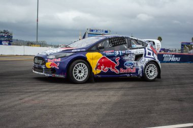 San Pedro, CA - 20 Eylül 2014: Red Bull GRC Global Rallycross sırasında Fin Joni Wiman sürücüsü.