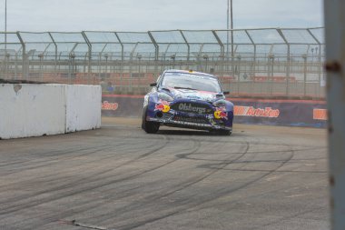 San Pedro, CA - 20 Eylül 2014: Red Bull GRC Global Rallycross sırasında Fin Joni Wiman sürücüsü.