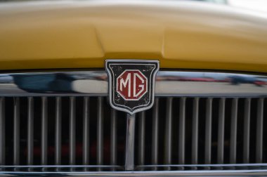 Woodland Hills, ABD - 8 Ocak 2023: MG araba rozeti Pazar günü Supercar etkinliği sırasında sergilendi.