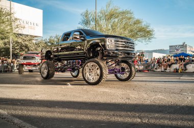 Las Vegas - ABD - 3 Kasım 2023: SEMA Show Cruise sırasında Ford F-250 Super Duty.