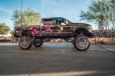 Las Vegas - ABD - 3 Kasım 2023: SEMA Show Cruise sırasında Ford F-250.