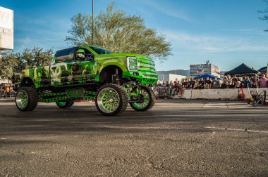 Las Vegas - ABD - 3 Kasım 2023: SEMA Show Cruise sırasında Ford F-350.