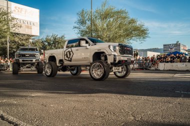 Las Vegas - ABD - 3 Kasım 2023: SEMA Show Cruise sırasında GMC Sierra 2500HD AT4.