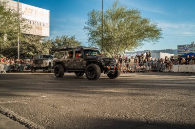 Las Vegas - ABD - 3 Kasım 2023: SEMA Show Cruise sırasında Jeep Gladyatörü.