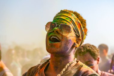 Los Angeles, California - ABD - 16 Mart 2013: İnsanlar Holi renk festivalini kutluyor.