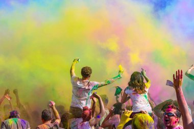 Los Angeles, California - ABD - 16 Mart 2013: İnsanlar Holi renk festivalini kutluyor.