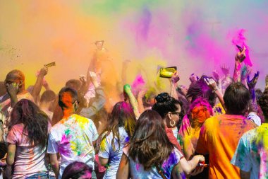 Los Angeles, California - ABD - 16 Mart 2013: İnsanlar Holi renk festivalini kutluyor.