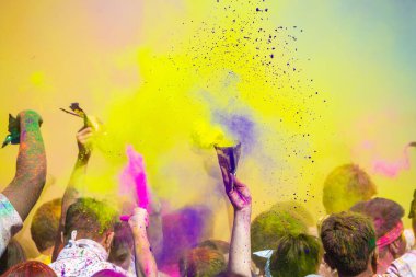 Los Angeles, California - ABD - 16 Mart 2013: İnsanlar Holi renk festivalini kutluyor.