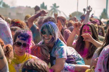 Los Angeles, California - ABD - 16 Mart 2013: İnsanlar Holi renk festivalini kutluyor.