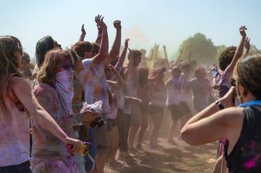 Los Angeles, California - ABD - 16 Mart 2013: İnsanlar Holi renk festivalini kutluyor.