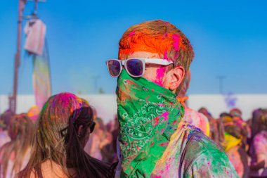 Norwalk, California - ABD - 7 Mart 2015: Holi festivalini kutlayan insanlar canlı renkler ve coşkulu bir enerji patlaması ile sarmalandılar