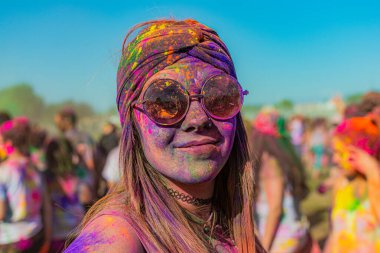Norwalk, California - ABD - 7 Mart 2015: Holi festivalini kutlayan insanlar canlı renkler ve coşkulu bir enerji patlaması ile sarmalandılar
