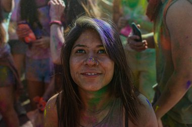 Norwalk, California - ABD - 7 Mart 2015: Holi festivalini kutlayan insanlar canlı renkler ve coşkulu bir enerji patlaması ile sarmalandılar