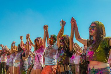 Norwalk, California - ABD - 7 Mart 2015: Holi festivalini kutlayan insanlar canlı renkler ve coşkulu bir enerji patlaması ile sarmalandılar