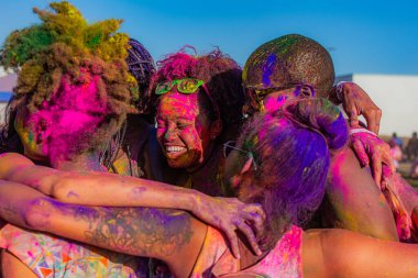 Norwalk, California - ABD - 7 Mart 2015: Holi festivalini kutlayan insanlar canlı renkler ve coşkulu bir enerji patlaması ile sarmalandılar