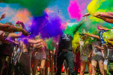 Norwalk, California - ABD - 7 Mart 2015: Holi festivalini kutlayan insanlar canlı renkler ve coşkulu bir enerji patlaması ile sarmalandılar