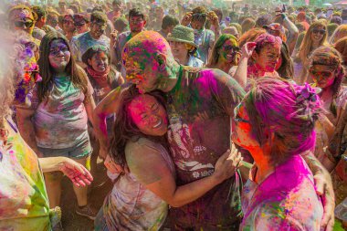 Norwalk, California - ABD - 7 Mart 2015: Holi festivalini kutlayan insanlar canlı renkler ve coşkulu bir enerji patlaması ile sarmalandılar