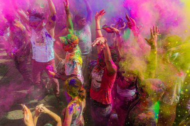 Norwalk, California - ABD - 7 Mart 2015: Holi festivalini kutlayan insanlar canlı renkler ve coşkulu bir enerji patlaması ile sarmalandılar