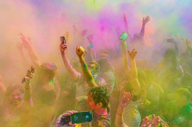 Norwalk, California - ABD - 7 Mart 2015: Holi festivalini kutlayan insanlar canlı renkler ve coşkulu bir enerji patlaması ile sarmalandılar