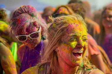 Norwalk, California - ABD - 7 Mart 2015: Holi festivalini kutlayan insanlar canlı renkler ve coşkulu bir enerji patlaması ile sarmalandılar