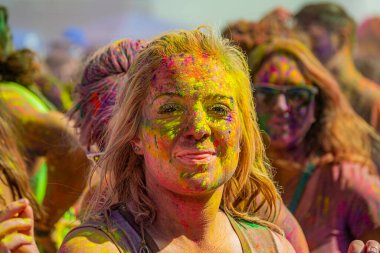 Norwalk, California - ABD - 7 Mart 2015: Holi festivalini kutlayan insanlar canlı renkler ve coşkulu bir enerji patlaması ile sarmalandılar
