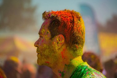 Norwalk, California - ABD - 7 Mart 2015: Holi festivalini kutlayan insanlar canlı renkler ve coşkulu bir enerji patlaması ile sarmalandılar