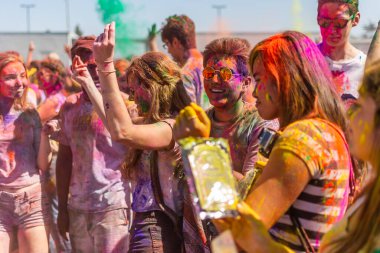 Norwalk, California - ABD - 7 Mart 2015: Holi festivalini kutlayan insanlar canlı renkler ve coşkulu bir enerji patlaması ile sarmalandılar