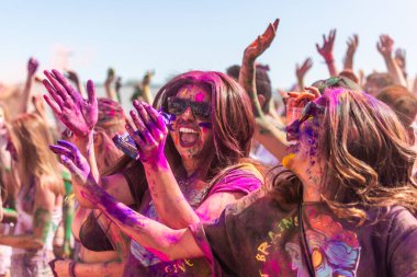 Norwalk, California - ABD - 7 Mart 2015: Holi festivalini kutlayan insanlar canlı renkler ve coşkulu bir enerji patlaması ile sarmalandılar
