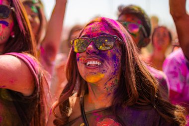 Norwalk, California - ABD - 7 Mart 2015: Holi festivalini kutlayan insanlar canlı renkler ve coşkulu bir enerji patlaması ile sarmalandılar