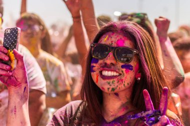 Norwalk, California - ABD - 7 Mart 2015: Holi festivalini kutlayan insanlar canlı renkler ve coşkulu bir enerji patlaması ile sarmalandılar