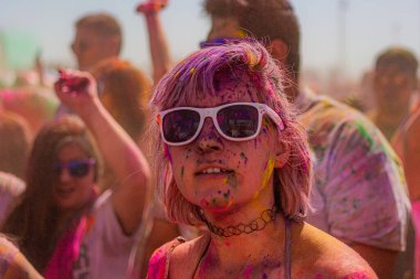 Norwalk, California - ABD - 7 Mart 2015: Holi festivalini kutlayan insanlar canlı renkler ve coşkulu bir enerji patlaması ile sarmalandılar