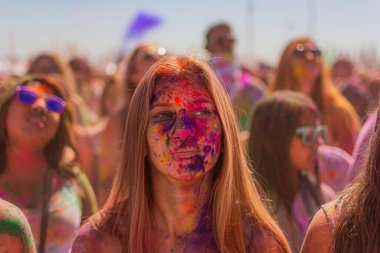 Norwalk, California - ABD - 7 Mart 2015: Holi festivalini kutlayan insanlar canlı renkler ve coşkulu bir enerji patlaması ile sarmalandılar