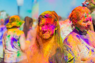Norwalk, California - ABD - 7 Mart 2015: Holi festivalini kutlayan insanlar canlı renkler ve coşkulu bir enerji patlaması ile sarmalandılar