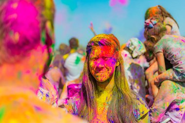 Norwalk, California - ABD - 7 Mart 2015: Holi festivalini kutlayan insanlar canlı renkler ve coşkulu bir enerji patlaması ile sarmalandılar