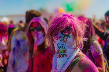 Norwalk, California - ABD - 7 Mart 2015: Holi festivalini kutlayan insanlar canlı renkler ve coşkulu bir enerji patlaması ile sarmalandılar