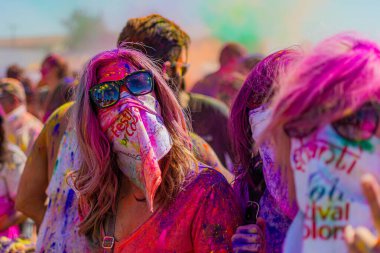 Norwalk, California - ABD - 7 Mart 2015: Holi festivalini kutlayan insanlar canlı renkler ve coşkulu bir enerji patlaması ile sarmalandılar