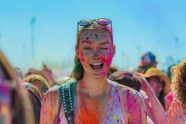Norwalk, California - ABD - 7 Mart 2015: Holi festivalini kutlayan insanlar canlı renkler ve coşkulu bir enerji patlaması ile sarmalandılar