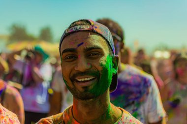 Norwalk, California - ABD - 7 Mart 2015: Holi festivalini kutlayan insanlar canlı renkler ve coşkulu bir enerji patlaması ile sarmalandılar