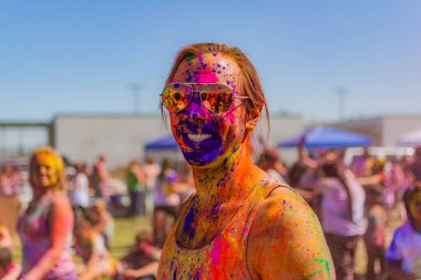 Norwalk, California - ABD - 7 Mart 2015: Holi festivalini kutlayan insanlar canlı renkler ve coşkulu bir enerji patlaması ile sarmalandılar