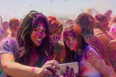 Norwalk, California - ABD - 7 Mart 2015: Holi festivalini kutlayan insanlar canlı renkler ve coşkulu bir enerji patlaması ile sarmalandılar