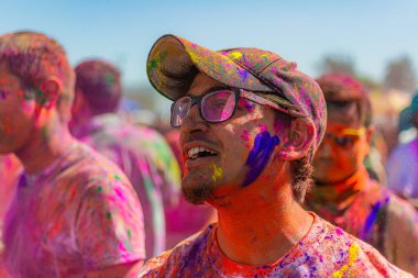 Norwalk, California - ABD - 7 Mart 2015: Holi festivalini kutlayan insanlar canlı renkler ve coşkulu bir enerji patlaması ile sarmalandılar