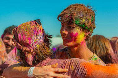 Norwalk, California - ABD - 7 Mart 2015: Holi festivalini kutlayan insanlar canlı renkler ve coşkulu bir enerji patlaması ile sarmalandılar