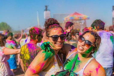 Norwalk, California - ABD - 7 Mart 2015: Holi festivalini kutlayan insanlar canlı renkler ve coşkulu bir enerji patlaması ile sarmalandılar