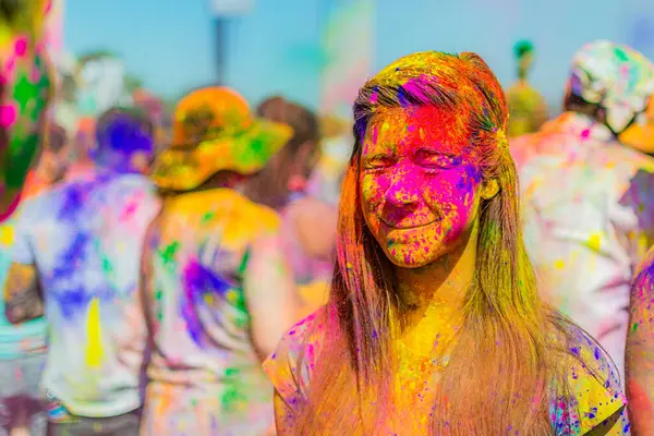 Norwalk, California - ABD - 7 Mart 2015: Holi festivalini kutlayan insanlar canlı renkler ve coşkulu bir enerji patlaması ile sarmalandılar