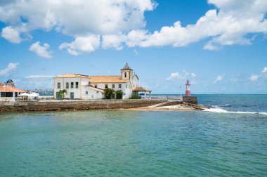 Salvador, Bahia - Brezilya - 30 Eylül 2024: 17. yüzyılda Cizvitler tarafından inşa edilen Monte Serrat Kilisesi, Salvador 'da önemli bir dini mekandır.